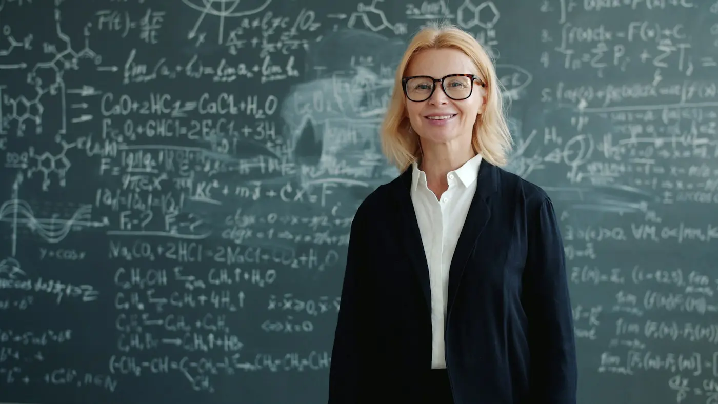 Преподаватель Екатерина Лебедева у доски